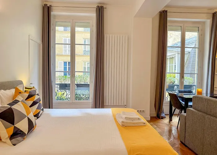 Paris Square Bed and Breakfast